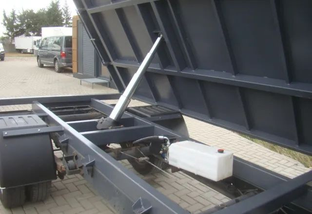 Iveco DAILY 50 C 17 3.0TDI 3-STONNA WYWROYKA - Furgoneta basculante: foto 4 Iveco DAILY 50 C 17 3.0TDI 3-STONNA WYWROYKA - Furgoneta basculante: foto 4