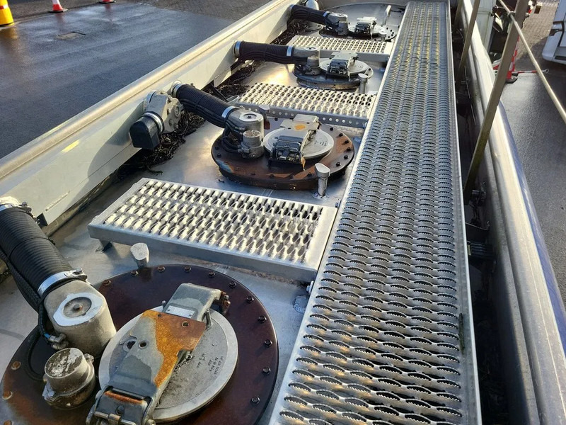 Mercedes-Benz Antos 1824 - Camión cisterna: foto 4 Mercedes-Benz Antos 1824 - Camión cisterna: foto 4