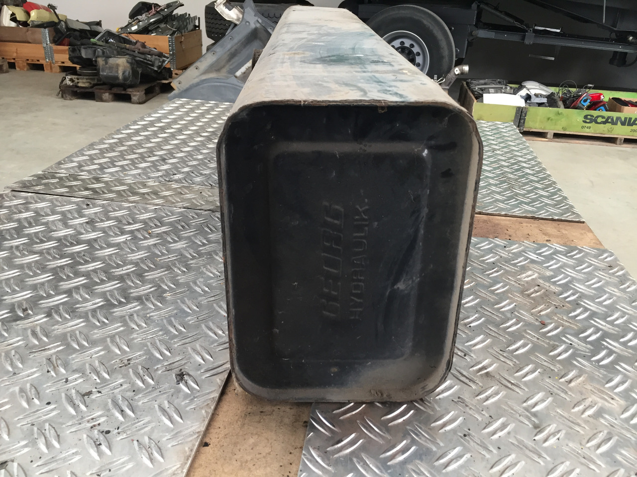 Gebrauchter Hydraulik - Tank Georg, Maße B x H x T - 118 x 28 x 20, Artikel - Nr. : 81.99999 - 9999 - Depósito hidráulico para Camión: foto 2 Gebrauchter Hydraulik - Tank Georg, Maße B x H x T - 118 x 28 x 20, Artikel - Nr. : 81.99999 - 9999 - Depósito hidráulico para Camión: foto 2