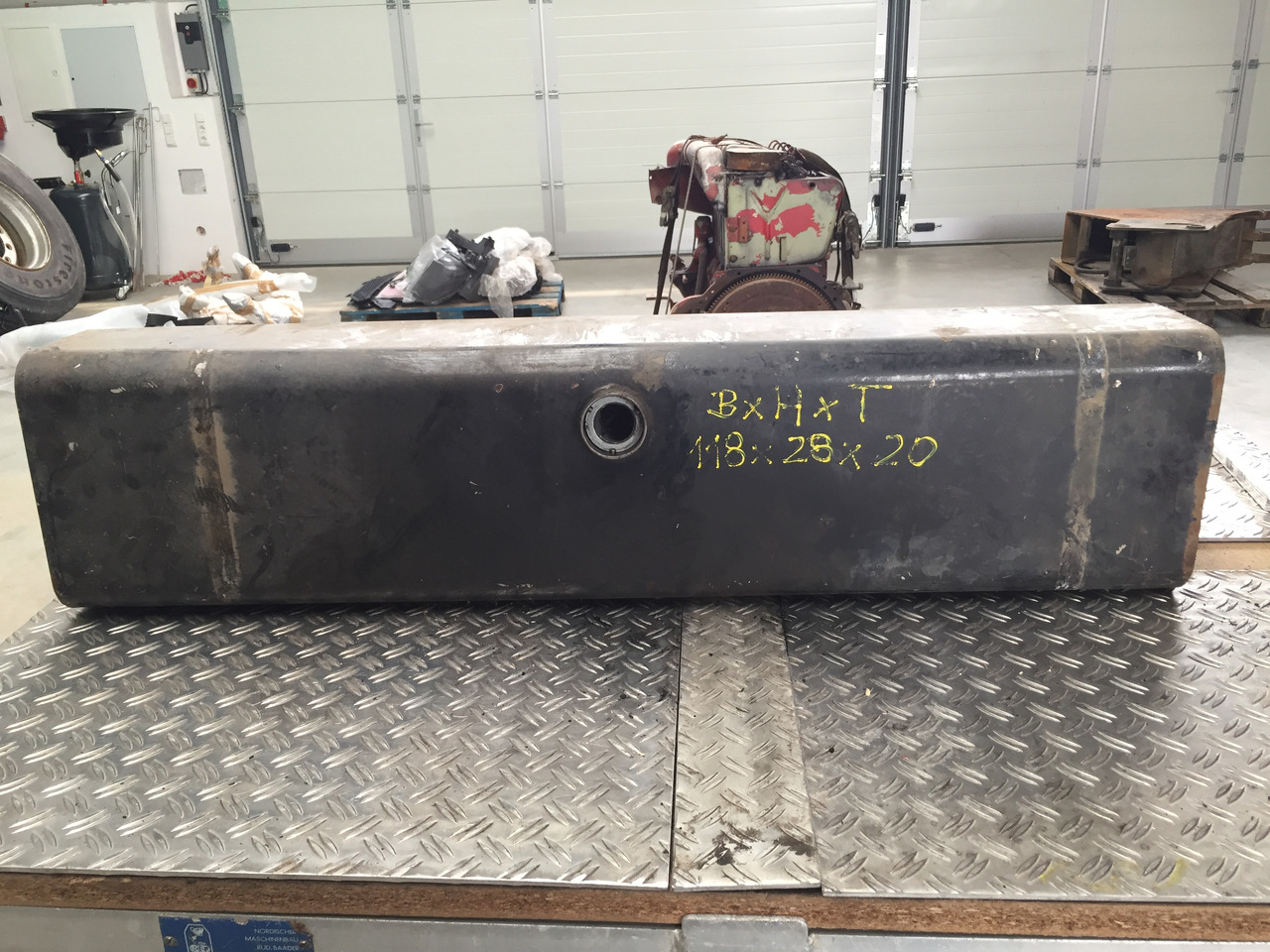 Gebrauchter Hydraulik - Tank Georg, Maße B x H x T - 118 x 28 x 20, Artikel - Nr. : 81.99999 - 9999 - Depósito hidráulico para Camión: foto 1 Gebrauchter Hydraulik - Tank Georg, Maße B x H x T - 118 x 28 x 20, Artikel - Nr. : 81.99999 - 9999 - Depósito hidráulico para Camión: foto 1