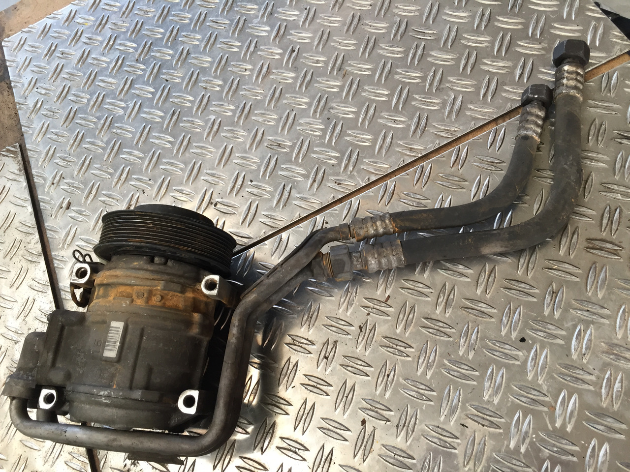 Gebrauchter Klimakompressor MB Axor 1824, Motor Typ : OM 906 LA, Artikel - Nr. : A 906 230 01 11 - Compresor de aire acondicionado para Camión: foto 4 Gebrauchter Klimakompressor MB Axor 1824, Motor Typ : OM 906 LA, Artikel - Nr. : A 906 230 01 11 - Compresor de aire acondicionado para Camión: foto 4