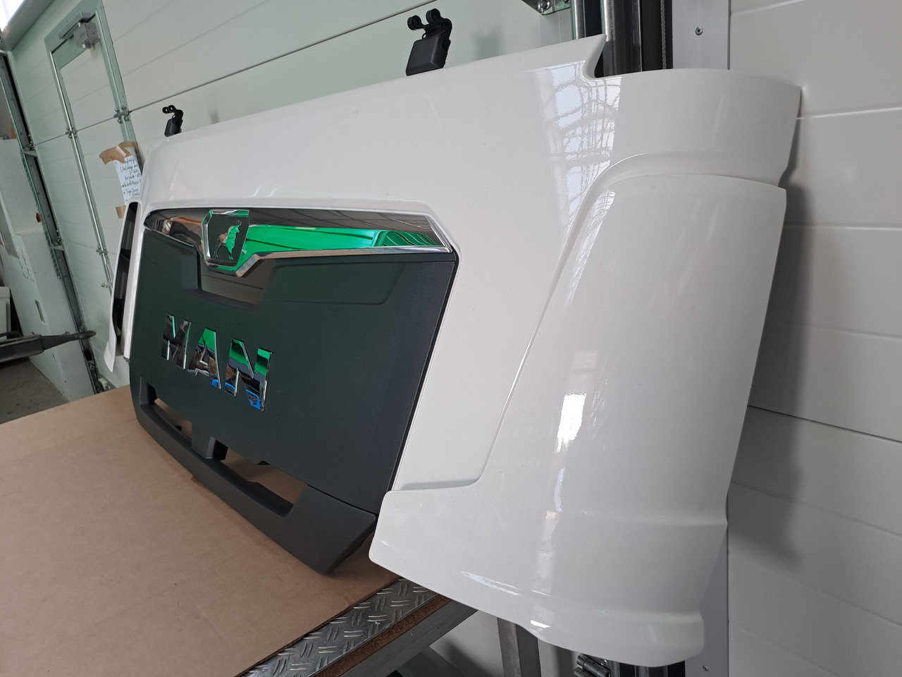 Neuwertige Frontklappe, silber, schmal MAN TGL / TGM / TG3, Artikel - Nr.: 81.61110 - 6123 - Capota para Camión: foto 1 Neuwertige Frontklappe, silber, schmal MAN TGL / TGM / TG3, Artikel - Nr.: 81.61110 - 6123 - Capota para Camión: foto 1