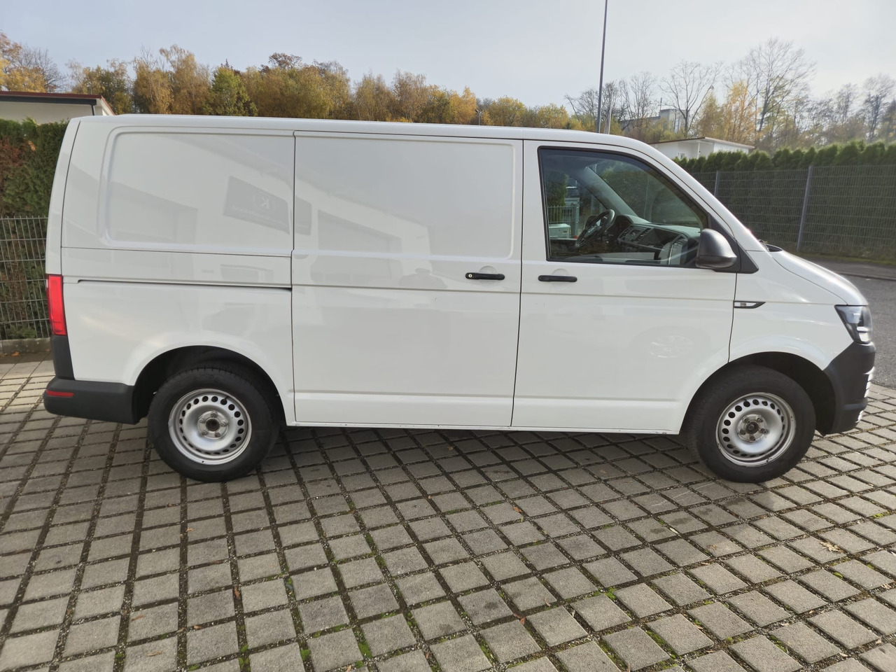 VOLKSWAGEN T6 Transporter Kasten-Kombi/AHK - Furgón: foto 4 VOLKSWAGEN T6 Transporter Kasten-Kombi/AHK - Furgón: foto 4