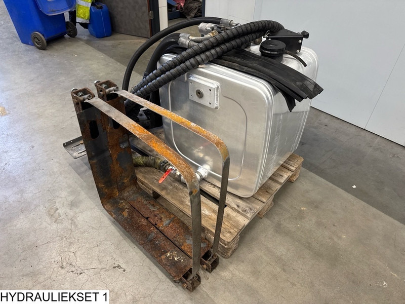 Afhymat Pump, tank and hydraulic hoses - Depósito hidráulico para Camión: foto 4 Afhymat Pump, tank and hydraulic hoses - Depósito hidráulico para Camión: foto 4