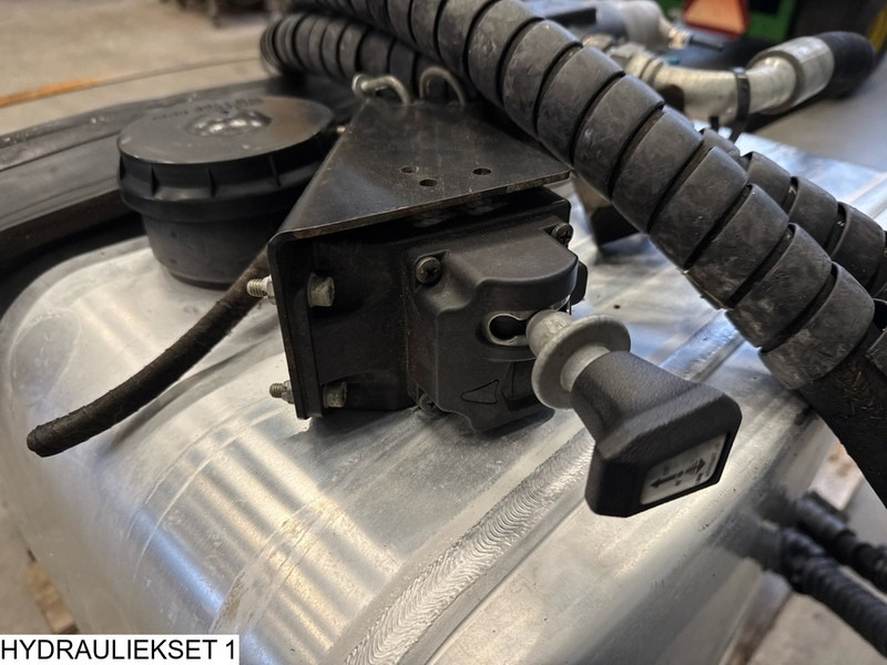 Afhymat Pump, tank and hydraulic hoses - Depósito hidráulico para Camión: foto 5 Afhymat Pump, tank and hydraulic hoses - Depósito hidráulico para Camión: foto 5