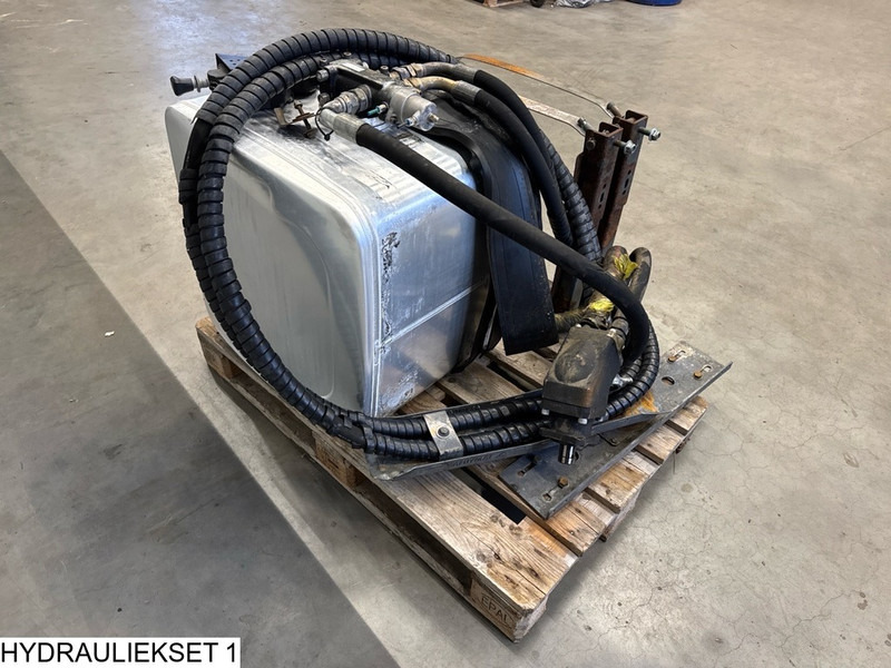 Afhymat Pump, tank and hydraulic hoses - Depósito hidráulico para Camión: foto 3 Afhymat Pump, tank and hydraulic hoses - Depósito hidráulico para Camión: foto 3