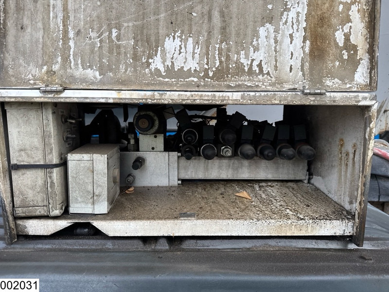 Leasing de Renault Kerax 410 Dxi 8x4, EURO 4, 9m3, Steel suspension, Remote Renault Kerax 410 Dxi 8x4, EURO 4, 9m3, Steel suspension, Remote: foto 14