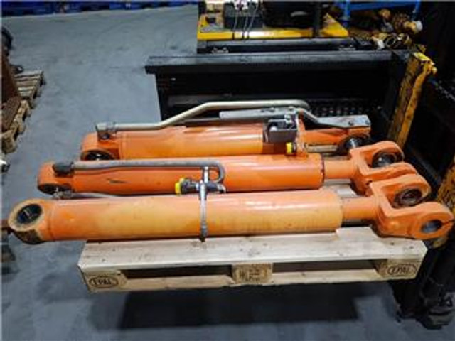 FIAT-HITACHI W 170 - Lifting cylinder/Hubzylinder/Hefcilinder - Hidráulica: foto 1 FIAT-HITACHI W 170 - Lifting cylinder/Hubzylinder/Hefcilinder - Hidráulica: foto 1