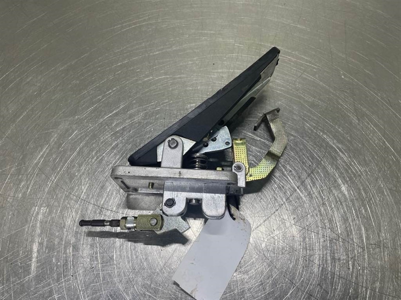 Liebherr A316-5006144-Brake pedal - Cabina e interior para Maquinaria de construcción: foto 1 Liebherr A316-5006144-Brake pedal - Cabina e interior para Maquinaria de construcción: foto 1