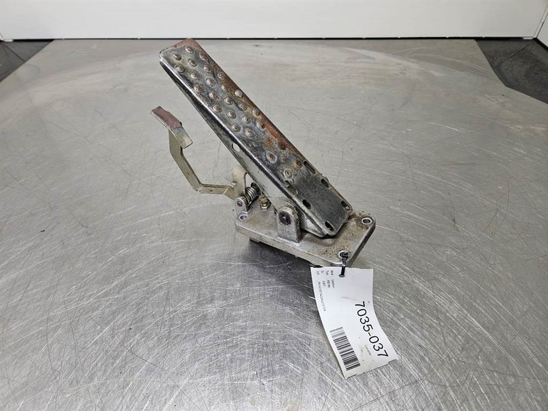 Liebherr A924B-7024466-Brake pedal/Bremspedal/Rempedaal - Cabina e interior para Maquinaria de construcción: foto 1 Liebherr A924B-7024466-Brake pedal/Bremspedal/Rempedaal - Cabina e interior para Maquinaria de construcción: foto 1