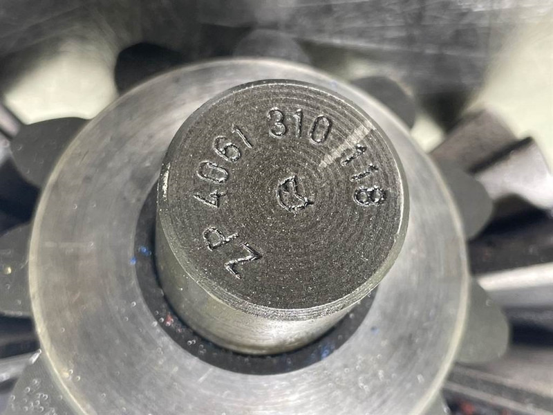 Liebherr L544-5005390/7011644-Differential bevel gear - Eje y piezas para Maquinaria de construcción: foto 4 Liebherr L544-5005390/7011644-Differential bevel gear - Eje y piezas para Maquinaria de construcción: foto 4