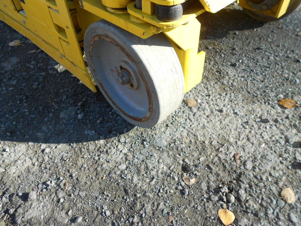 Camión con plataforma elevadora Genie GS 1330, Leichtscherenarbeitsbühne Genie 5,9 m: foto 8 Camión con plataforma elevadora Genie GS 1330, Leichtscherenarbeitsbühne Genie 5,9 m: foto 8