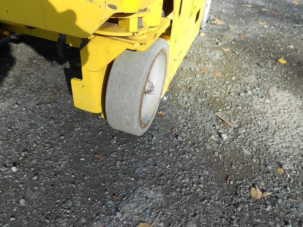 Camión con plataforma elevadora Genie GS 1330, Leichtscherenarbeitsbühne Genie 5,9 m: foto 11 Camión con plataforma elevadora Genie GS 1330, Leichtscherenarbeitsbühne Genie 5,9 m: foto 11