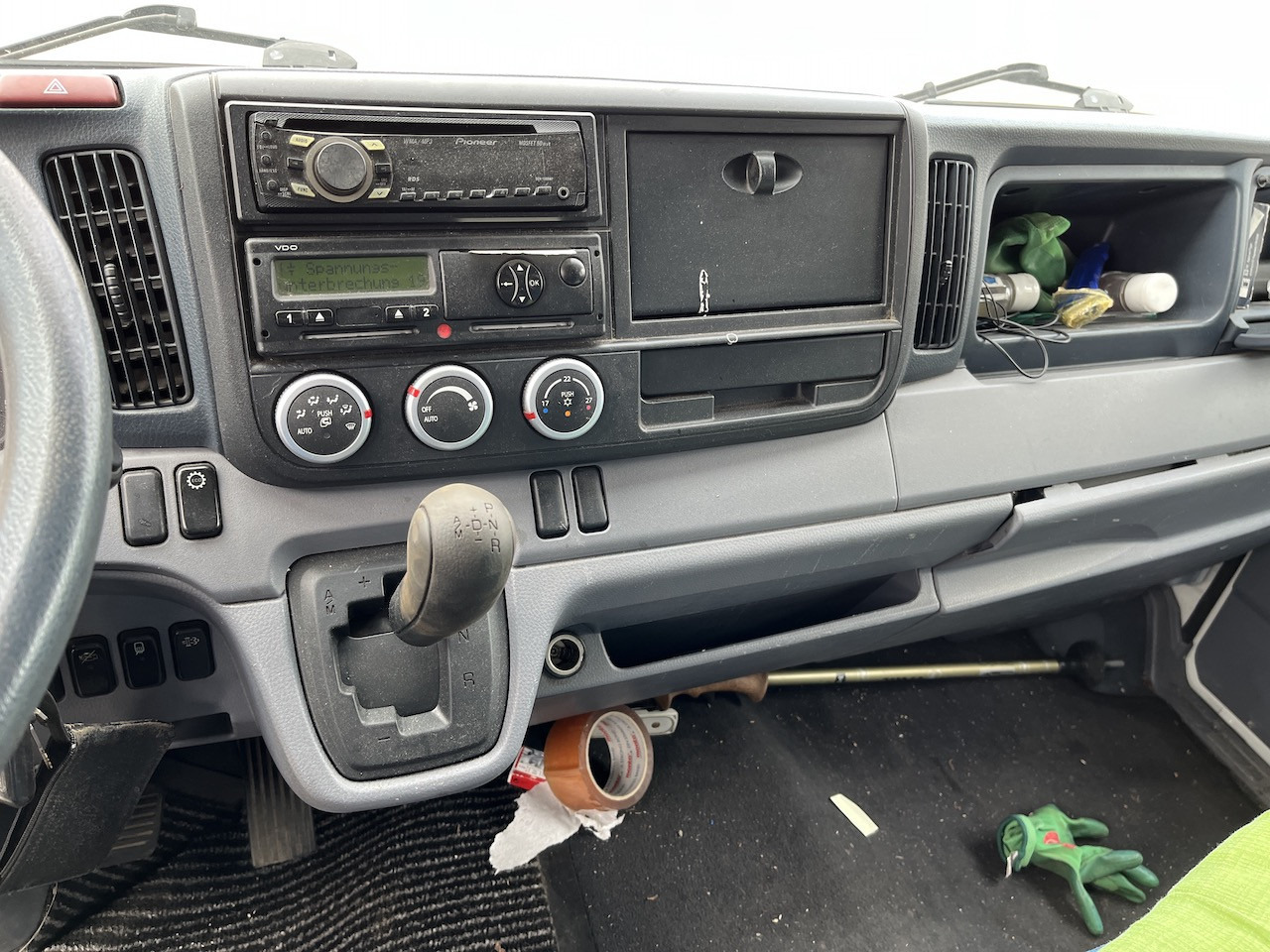 FUSO Canter 7C18 4x2 Ladebordwand Getriebeschaden - Furgoneta con lona: foto 2 FUSO Canter 7C18 4x2 Ladebordwand Getriebeschaden - Furgoneta con lona: foto 2