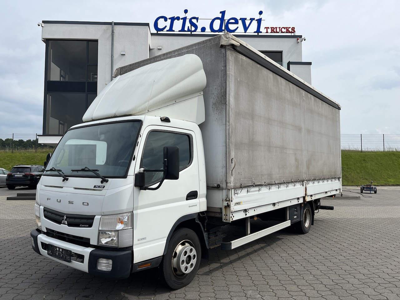 FUSO Canter 7C18 4x2 Ladebordwand Getriebeschaden - Furgoneta con lona: foto 1 FUSO Canter 7C18 4x2 Ladebordwand Getriebeschaden - Furgoneta con lona: foto 1