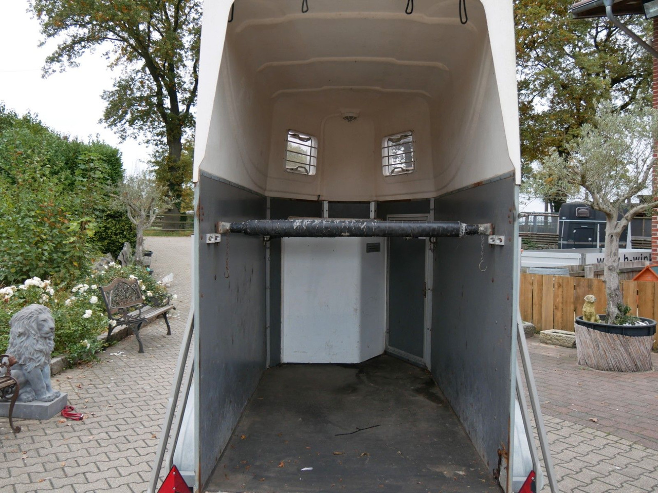 Blomert 1,5 Pferde mit Sattelkammer - Remolque transporte de ganado: foto 3 Blomert 1,5 Pferde mit Sattelkammer - Remolque transporte de ganado: foto 3