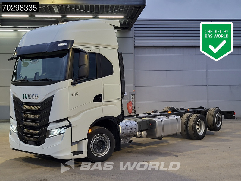 Iveco S-Way 530 6X2 NEW chassis! Retarder Standairco Lift+Steering-Axle Automatic LED ACC Euro 6 - Camión chasis: foto 1 Iveco S-Way 530 6X2 NEW chassis! Retarder Standairco Lift+Steering-Axle Automatic LED ACC Euro 6 - Camión chasis: foto 1