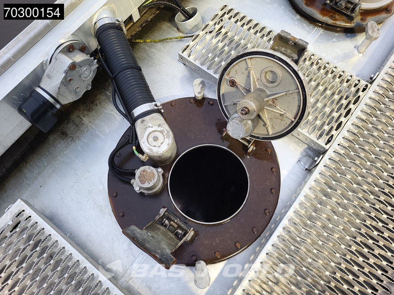 Camión cisterna para transporte de combustible Mercedes-Benz Antos 1824 4X2 13500ltr Fuel tanker 4 comparments ADR Automatic Euro 6: foto 20