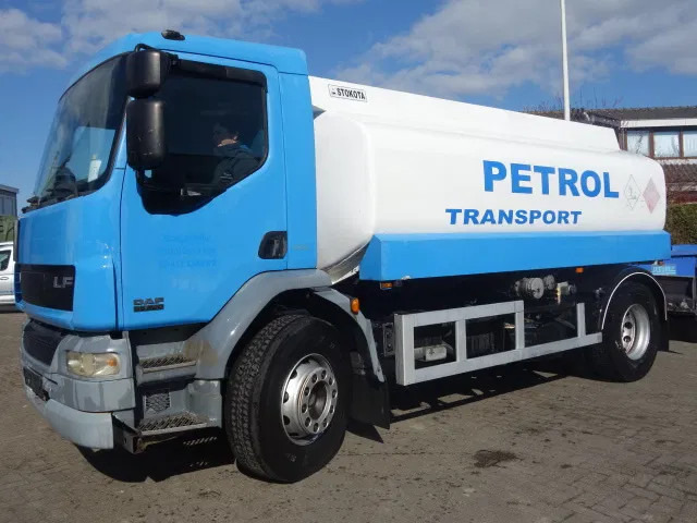 DAF LF 55.220 12000 LITER MANUAL GEARBOX - Camión cisterna: foto 1 DAF LF 55.220 12000 LITER MANUAL GEARBOX - Camión cisterna: foto 1