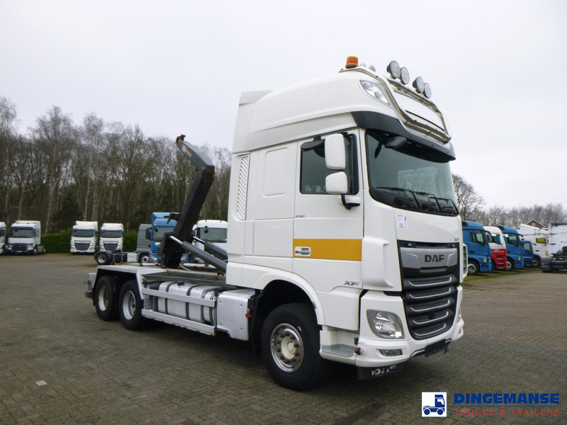 DAF XF 530 6x2 Euro 6 VDL container hook - Camión multibasculante: foto 2 DAF XF 530 6x2 Euro 6 VDL container hook - Camión multibasculante: foto 2
