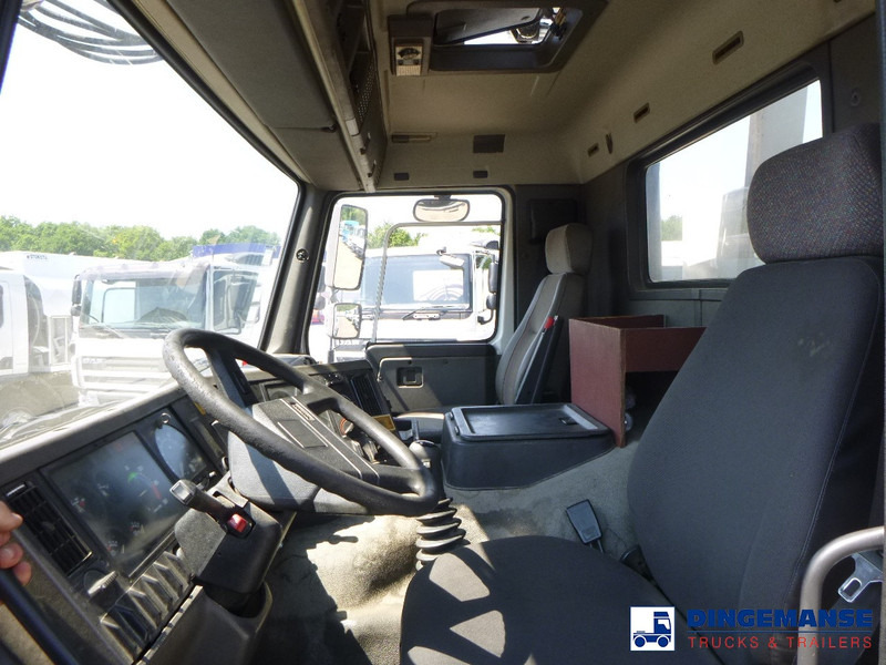 Foto del interior 1: Camión grúa Volvo FL10 6x4 + Palfinger PK680TK