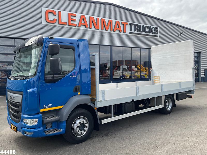 DAF FA LF 250 Euro 6 met laadklep - Camión portavehículos: foto 1 DAF FA LF 250 Euro 6 met laadklep - Camión portavehículos: foto 1