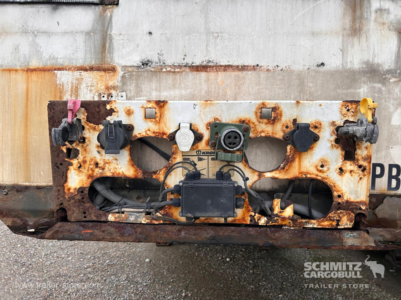 KRONE Reefer Standard Taillift - Semirremolque isotérmico: foto 2 KRONE Reefer Standard Taillift - Semirremolque isotérmico: foto 2