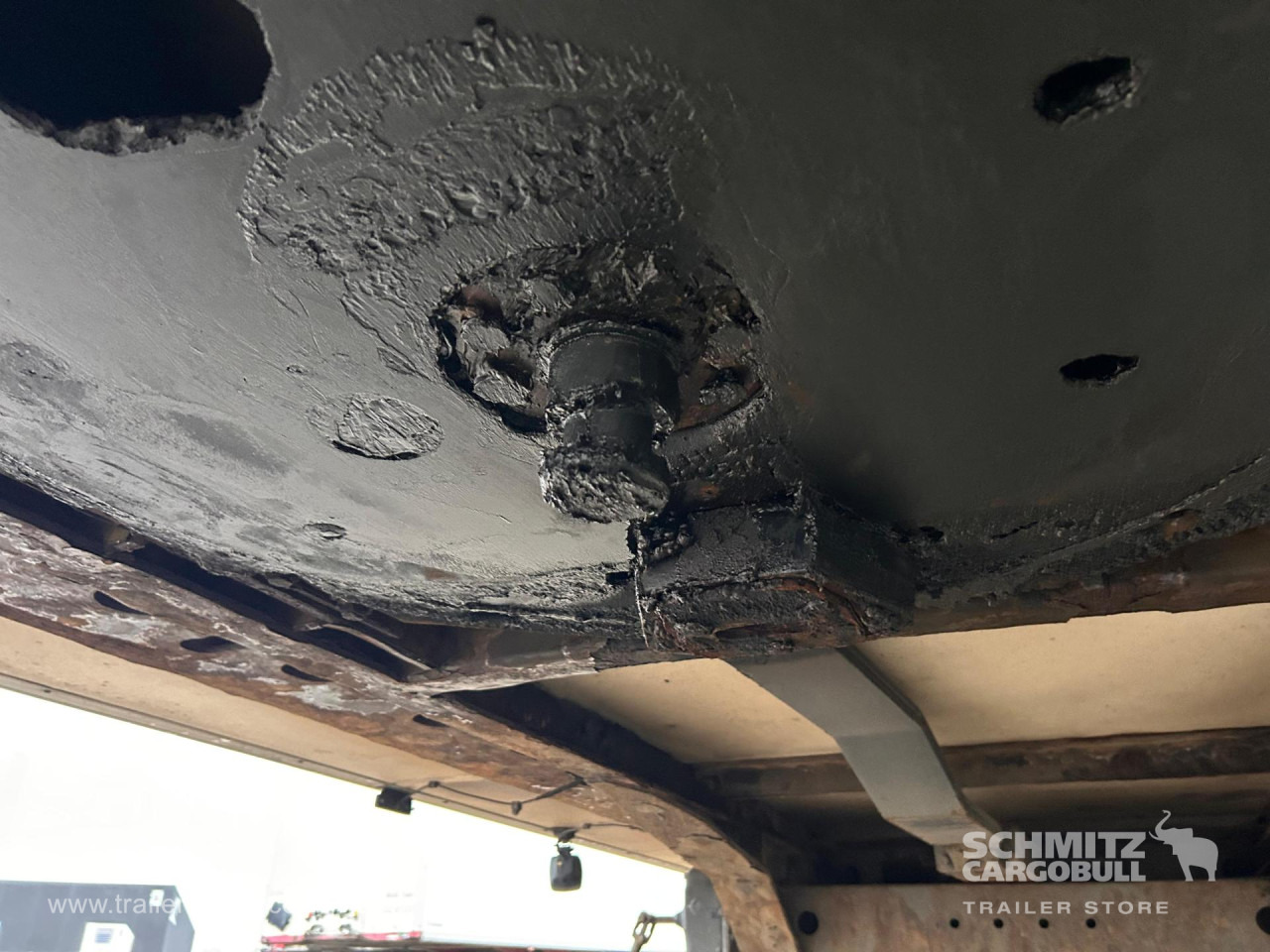 KRONE Reefer Standard Taillift - Semirremolque isotérmico: foto 4 KRONE Reefer Standard Taillift - Semirremolque isotérmico: foto 4