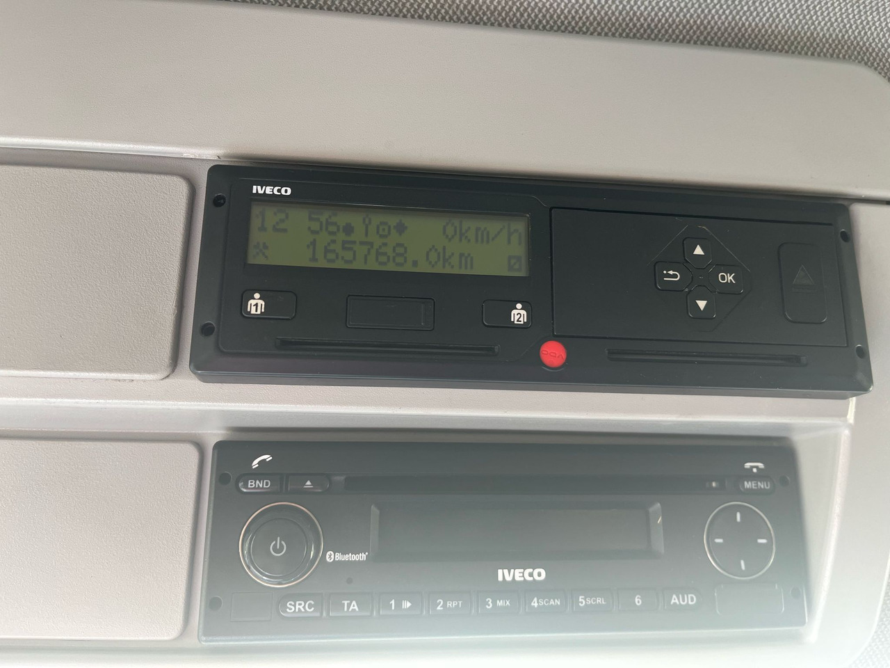 IVECO Eurocargo 120-190 / 160 thousand km !!! / Box 18 EPAL / Dhollandia lift 1500 kg - Camión caja cerrada: foto 2 IVECO Eurocargo 120-190 / 160 thousand km !!! / Box 18 EPAL / Dhollandia lift 1500 kg - Camión caja cerrada: foto 2