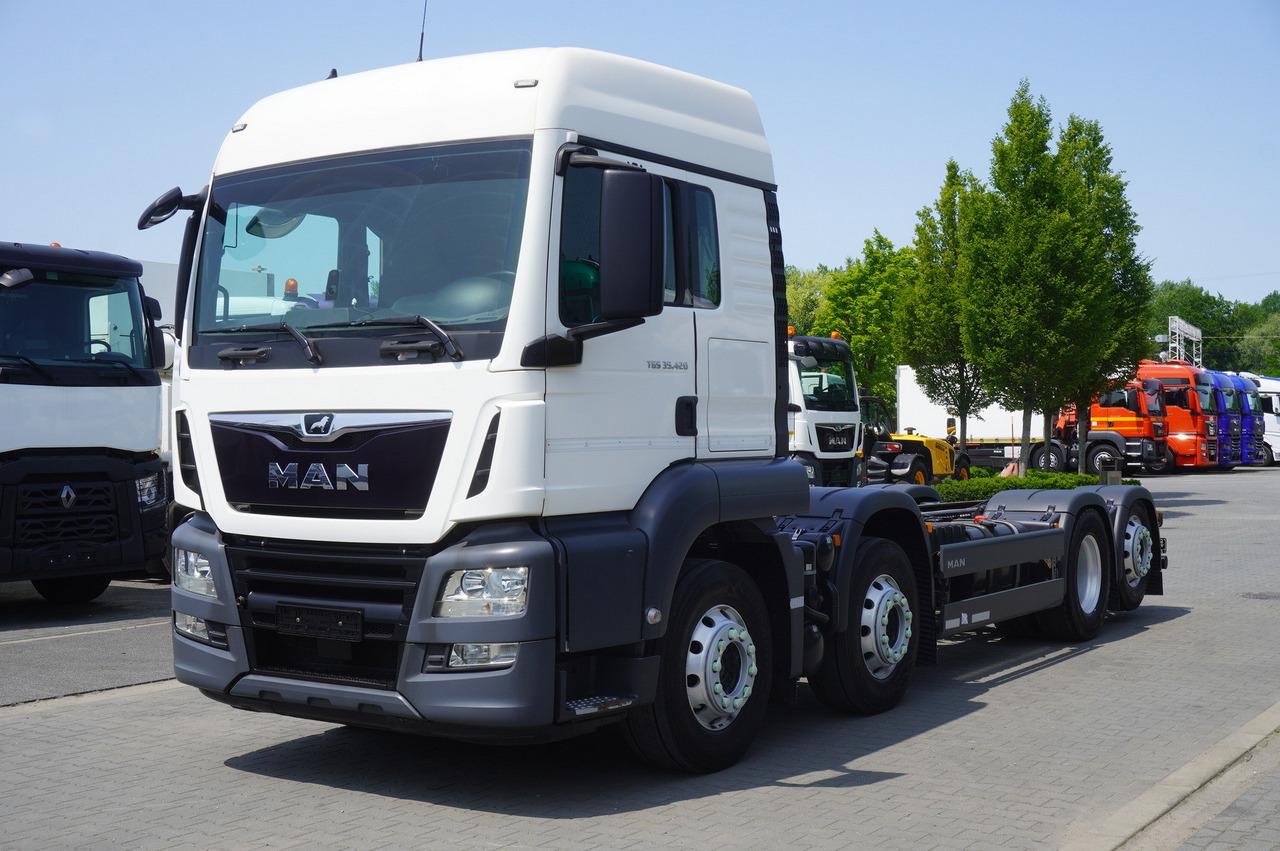 MAN TGS 35.420 8x2 / Chassis 6.4 m / 3 steered axles - Camión grúa: foto 2 MAN TGS 35.420 8x2 / Chassis 6.4 m / 3 steered axles - Camión grúa: foto 2