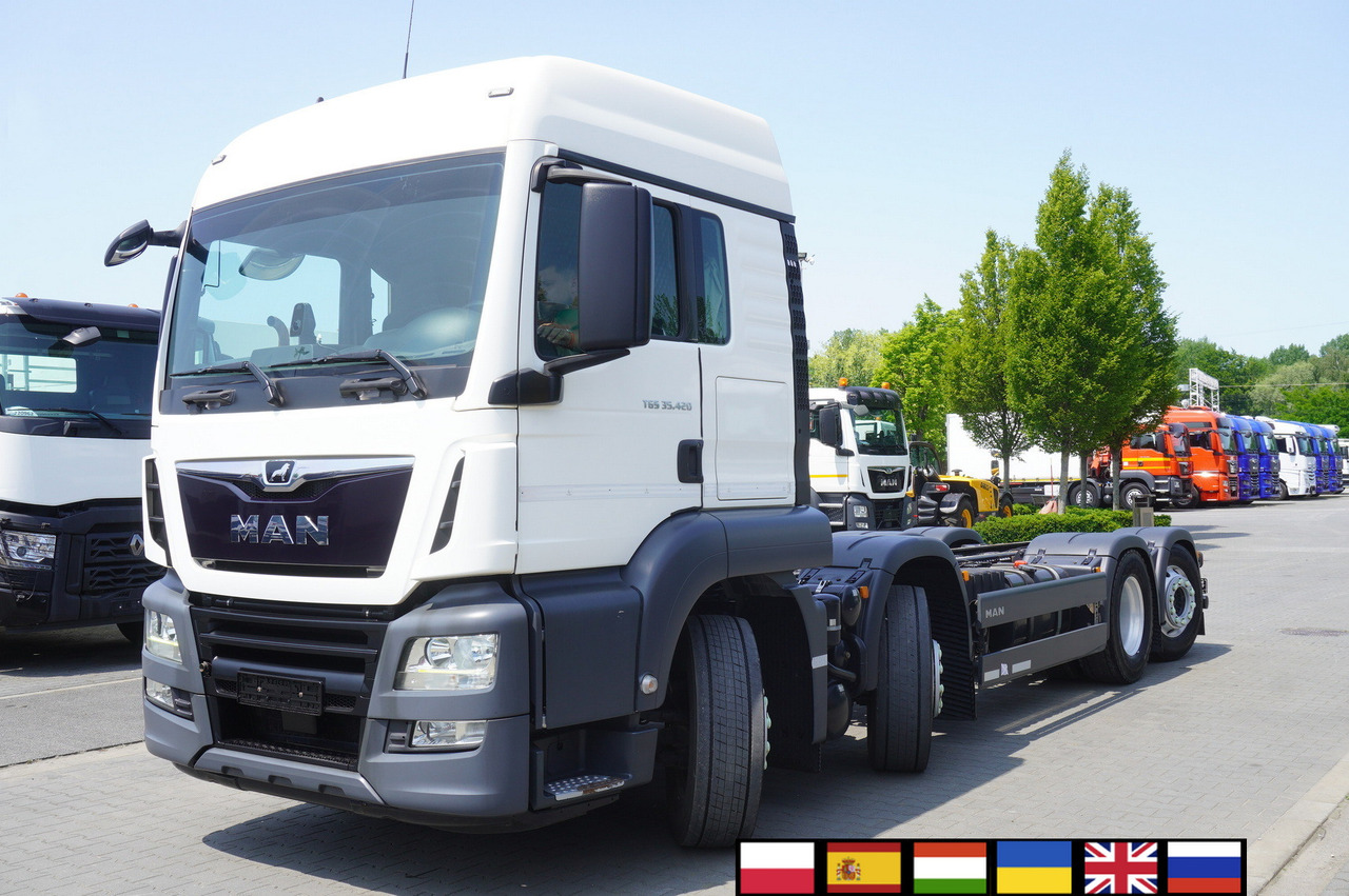 MAN TGS 35.420 8x2 / Chassis 6.4 m / 3 steered axles - Camión chasis: foto 1 MAN TGS 35.420 8x2 / Chassis 6.4 m / 3 steered axles - Camión chasis: foto 1
