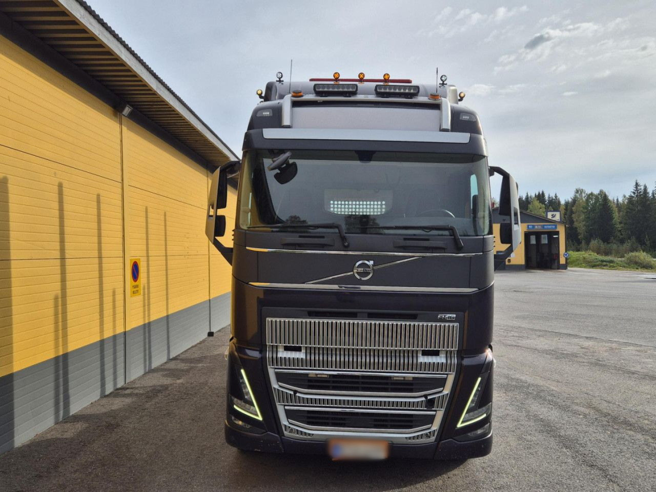VOLVO FH 750 8x4 / 2 lifted axles / timber truck - Camión chasis: foto 5 VOLVO FH 750 8x4 / 2 lifted axles / timber truck - Camión chasis: foto 5