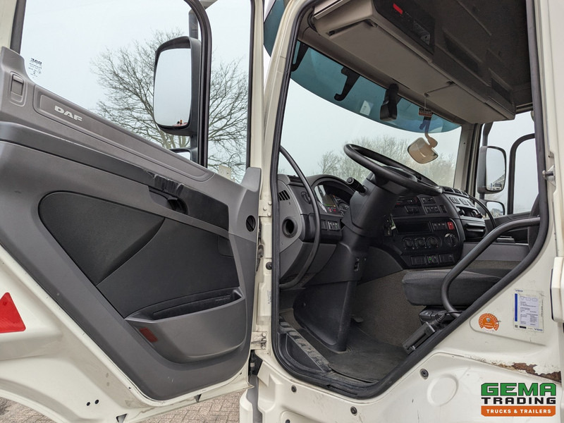 Foto del interior 1: Camión caja cerrada DAF CF 370 FA 4x2 Spacecab Euro6 - GeslotenBak 8.2M + Laadklep 2000kg - HardHouten vloer - 10/2025APK