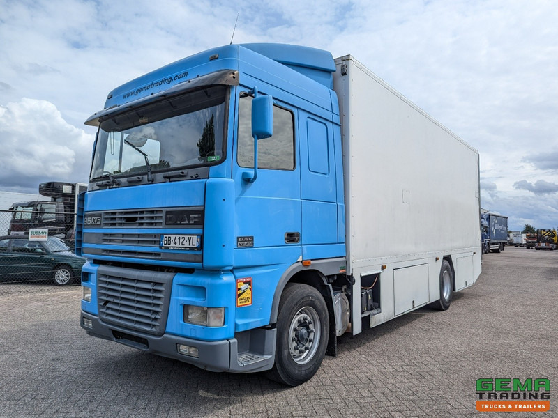 DAF XF95.430 4x2 Spacecab Euro2 - Retarder - Geslotenbak 7.7m - Handgeschakeld - Vangmuil - Camión caja cerrada: foto 1 DAF XF95.430 4x2 Spacecab Euro2 - Retarder - Geslotenbak 7.7m - Handgeschakeld - Vangmuil - Camión caja cerrada: foto 1