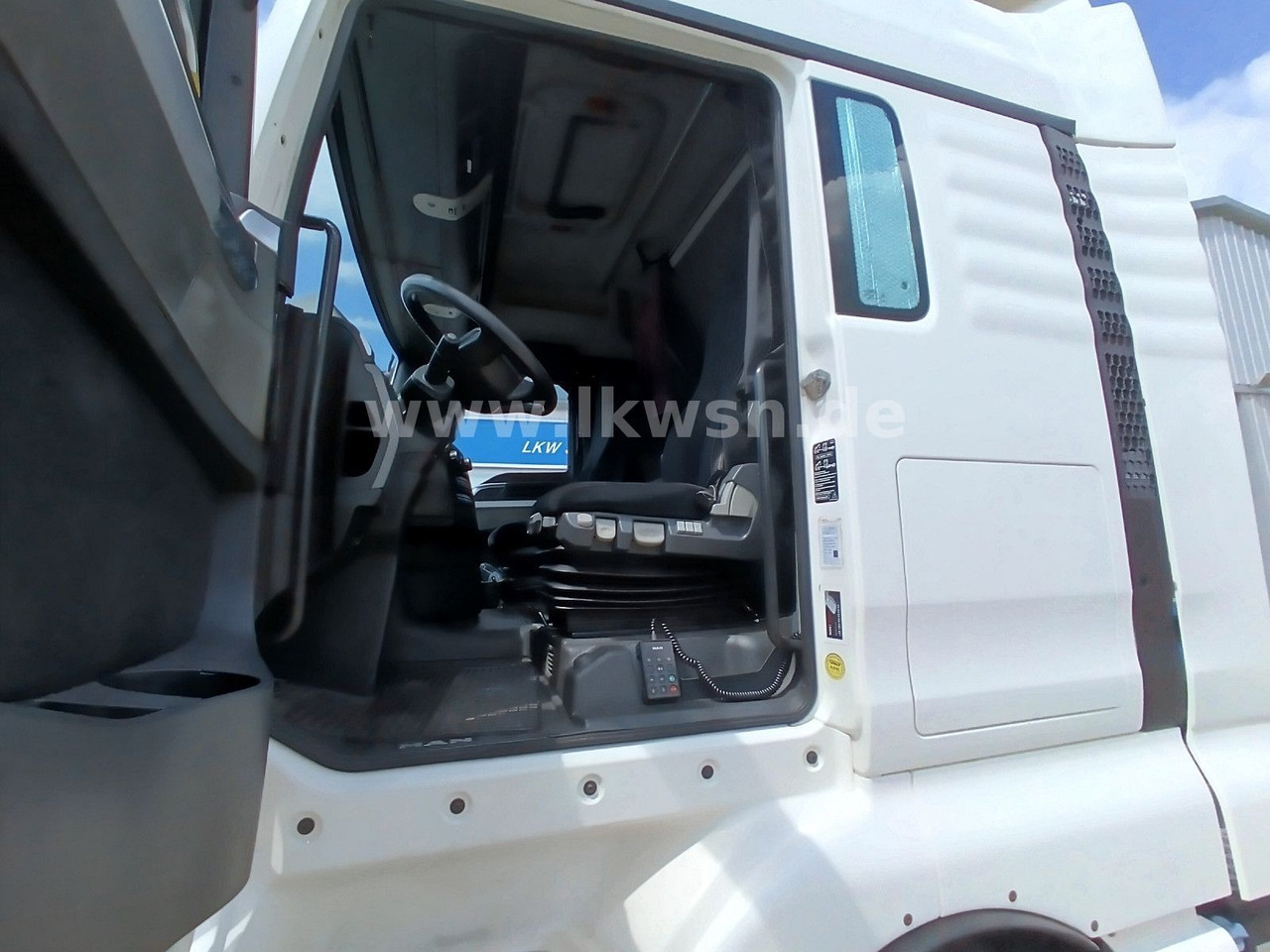 Cabeza tractora MAN TGX 18:440 FLT XLX 2xTank Klima Spoiler Kühlbox MAN TGX 18:440 FLT XLX 2xTank Klima Spoiler Kühlbox: foto 13 Cabeza tractora MAN TGX 18:440 FLT XLX 2xTank Klima Spoiler Kühlbox MAN TGX 18:440 FLT XLX 2xTank Klima Spoiler Kühlbox: foto 13