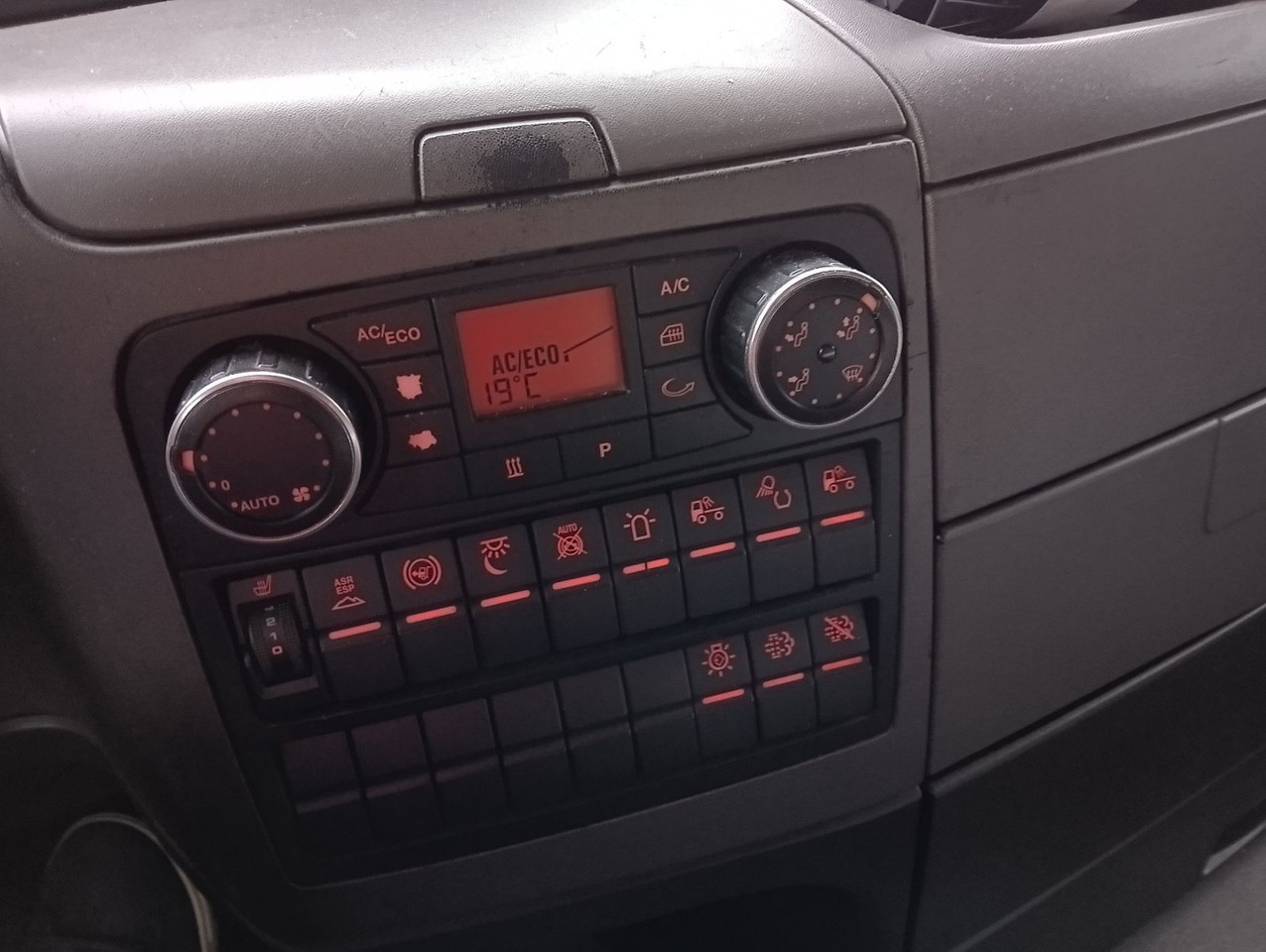 Cabeza tractora MAN TGX 18:440 FLT XLX 2xTank Klima Spoiler Kühlbox MAN TGX 18:440 FLT XLX 2xTank Klima Spoiler Kühlbox: foto 32 Cabeza tractora MAN TGX 18:440 FLT XLX 2xTank Klima Spoiler Kühlbox MAN TGX 18:440 FLT XLX 2xTank Klima Spoiler Kühlbox: foto 32