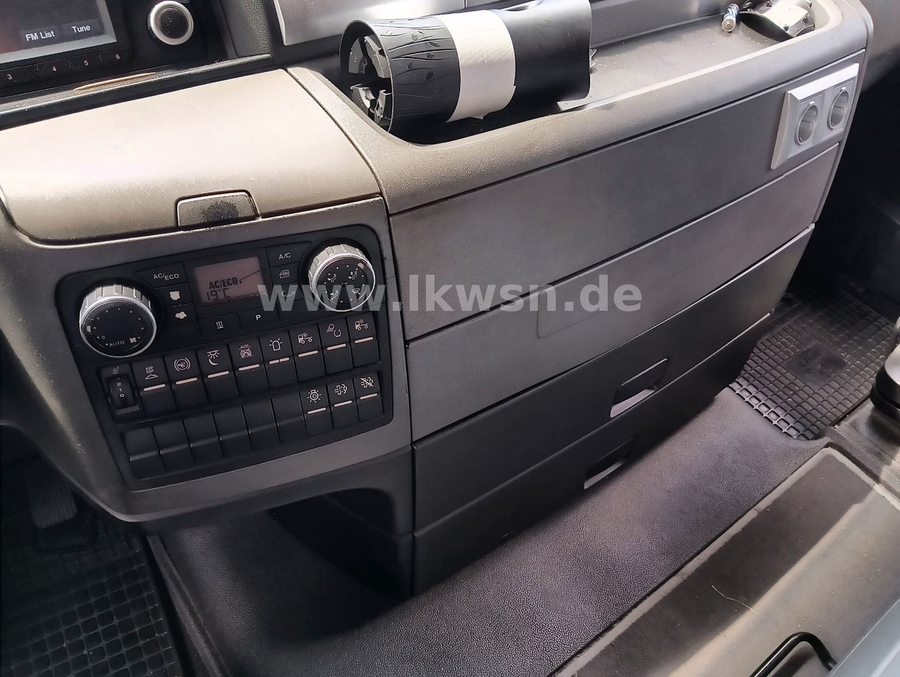 Cabeza tractora MAN TGX 18:440 FLT XLX 2xTank Klima Spoiler Kühlbox MAN TGX 18:440 FLT XLX 2xTank Klima Spoiler Kühlbox: foto 14 Cabeza tractora MAN TGX 18:440 FLT XLX 2xTank Klima Spoiler Kühlbox MAN TGX 18:440 FLT XLX 2xTank Klima Spoiler Kühlbox: foto 14