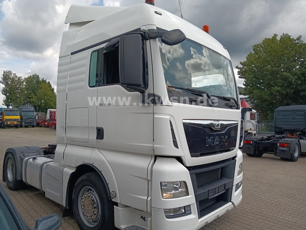 Cabeza tractora MAN TGX 18:440 FLT XLX 2xTank Klima Spoiler Kühlbox MAN TGX 18:440 FLT XLX 2xTank Klima Spoiler Kühlbox: foto 8 Cabeza tractora MAN TGX 18:440 FLT XLX 2xTank Klima Spoiler Kühlbox MAN TGX 18:440 FLT XLX 2xTank Klima Spoiler Kühlbox: foto 8