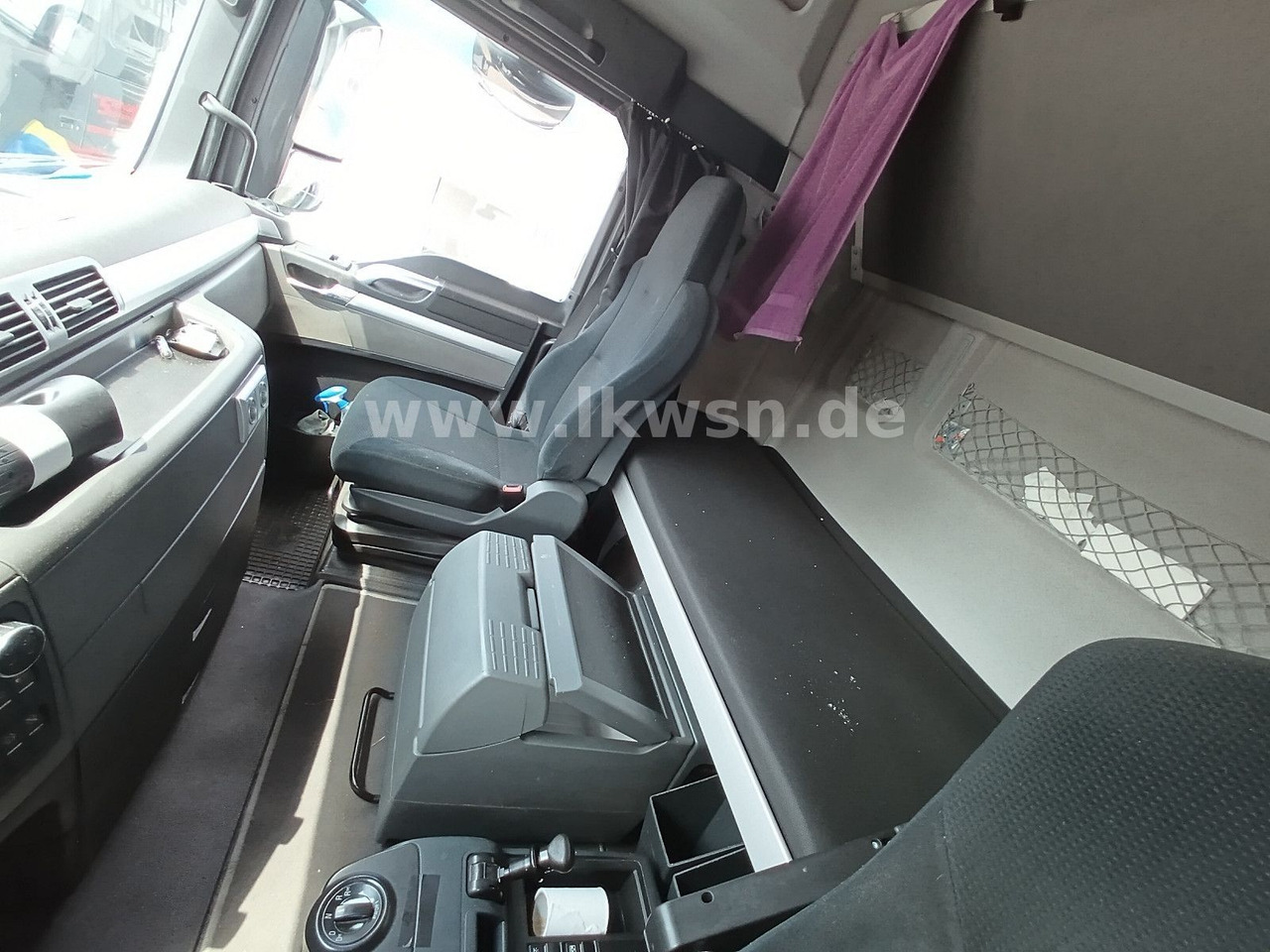 Cabeza tractora MAN TGX 18:440 FLT XLX 2xTank Klima Spoiler Kühlbox MAN TGX 18:440 FLT XLX 2xTank Klima Spoiler Kühlbox: foto 16 Cabeza tractora MAN TGX 18:440 FLT XLX 2xTank Klima Spoiler Kühlbox MAN TGX 18:440 FLT XLX 2xTank Klima Spoiler Kühlbox: foto 16