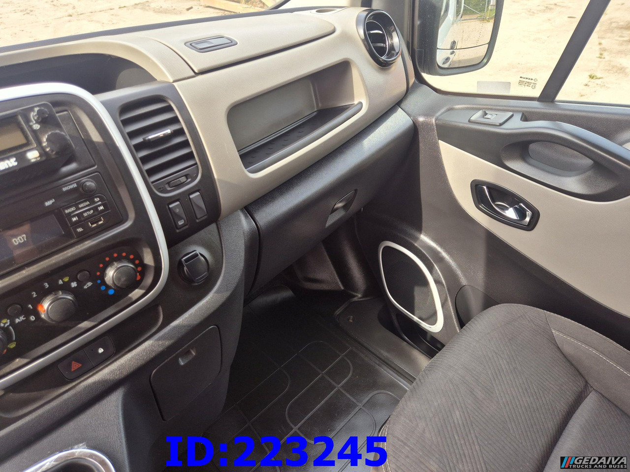 Furgoneta combi RENAULT Trafic Euro6: foto 17