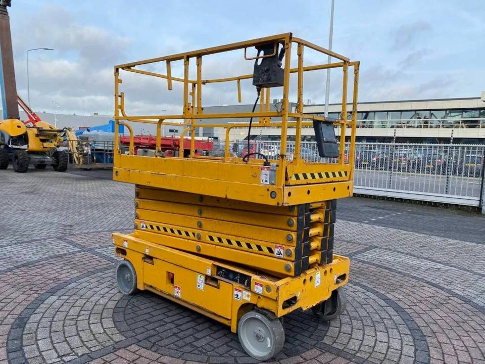 Haulotte Compact 14 - Plataforma de tijeras: foto 1 Haulotte Compact 14 - Plataforma de tijeras: foto 1