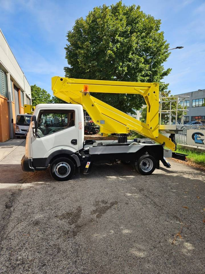 Camión con plataforma elevadora Palfinger P 200 A: foto 1