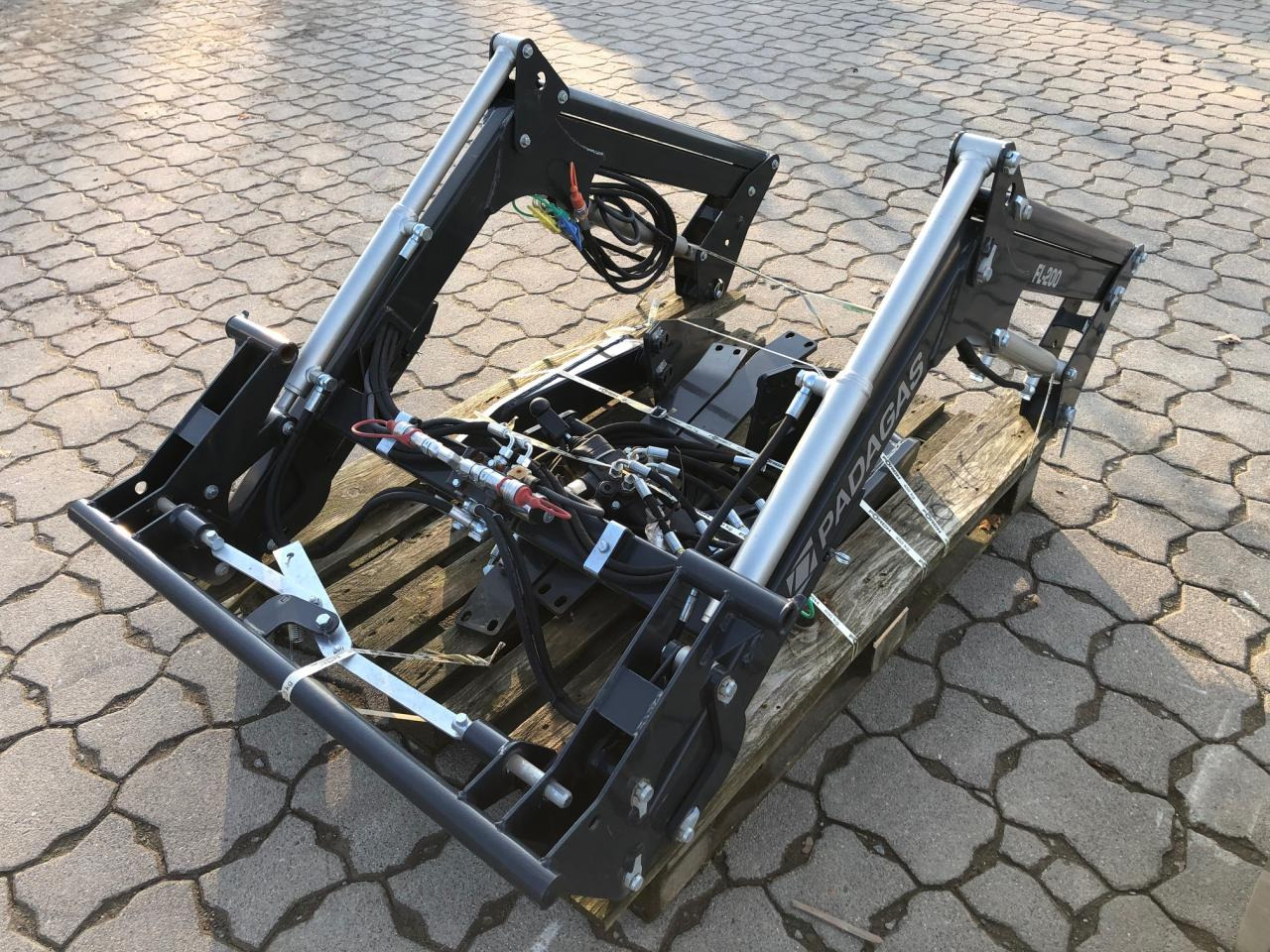 Solis PADAGAS FL200P Frontlader - Implemento: foto 1 Solis PADAGAS FL200P Frontlader - Implemento: foto 1