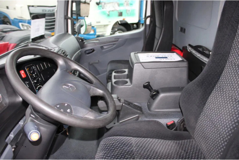 Mercedes-Benz Atego 1018 + LIFT - Camión caja cerrada: foto 3 Mercedes-Benz Atego 1018 + LIFT - Camión caja cerrada: foto 3