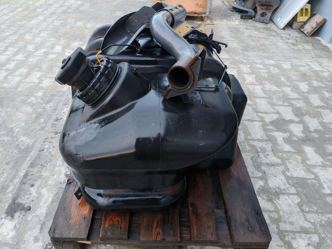 MERCEDES-BENZ ATEGO MP4 EURO6 / COMPLETE FUEL TANK / 180L / A9674710001 - Depósito de combustible: foto 3 MERCEDES-BENZ ATEGO MP4 EURO6 / COMPLETE FUEL TANK / 180L / A9674710001 - Depósito de combustible: foto 3
