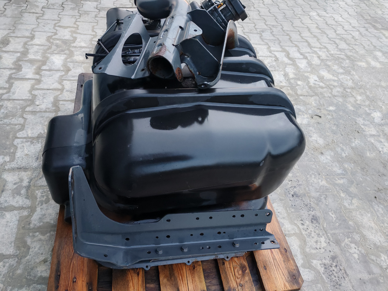 MERCEDES-BENZ ATEGO MP4 EURO6 / COMPLETE FUEL TANK / 180L / A9674710001 - Depósito de combustible: foto 4 MERCEDES-BENZ ATEGO MP4 EURO6 / COMPLETE FUEL TANK / 180L / A9674710001 - Depósito de combustible: foto 4