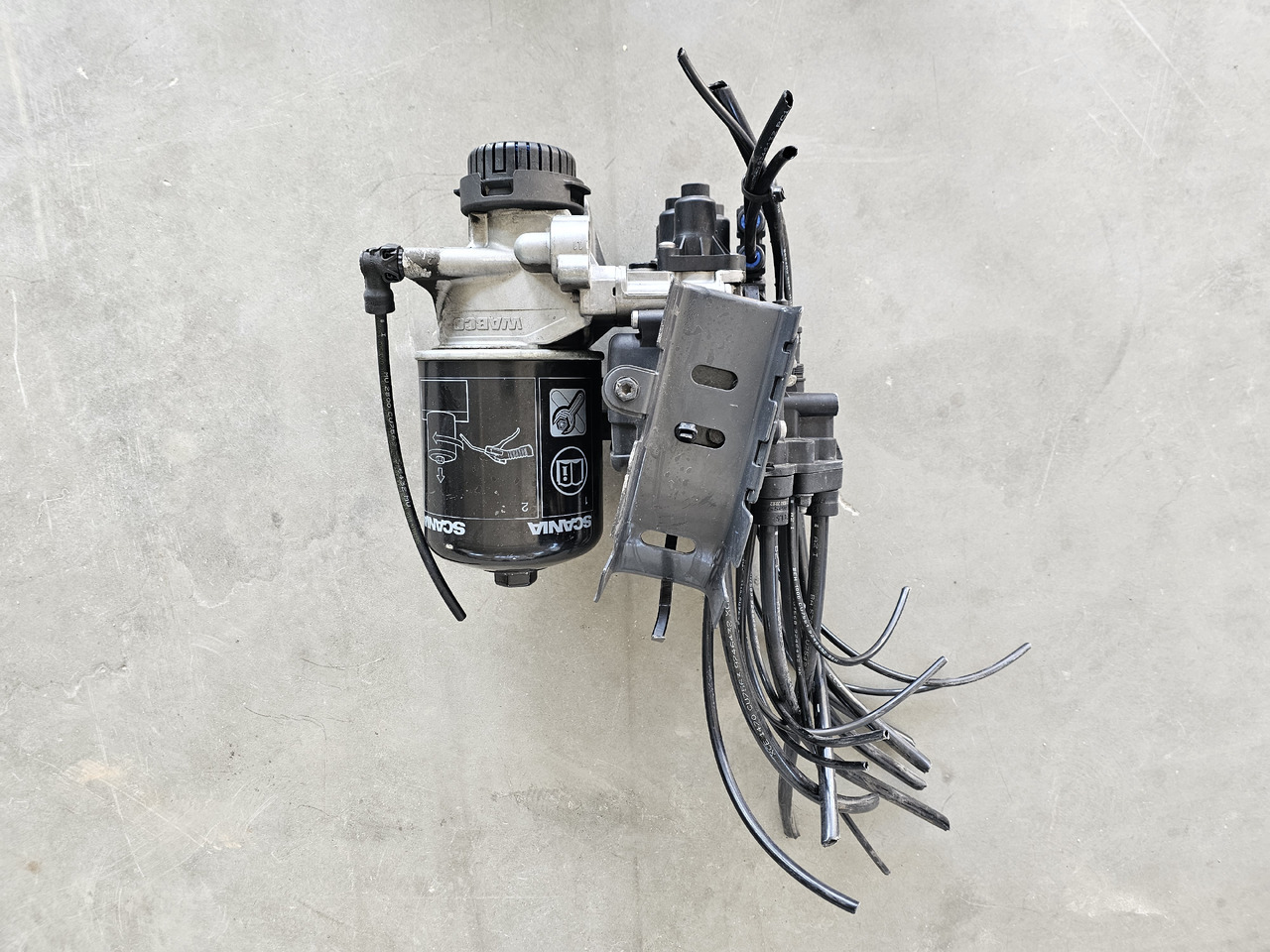 SCANIA APS AIR DRYIER VALVE / 2608040 / WORLDWIDE DELIVERY - Válvula de freno: foto 2 SCANIA APS AIR DRYIER VALVE / 2608040 / WORLDWIDE DELIVERY - Válvula de freno: foto 2