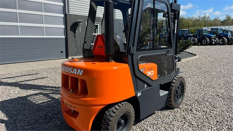 Carretilla elevadora diésel Doosan D30 G med kabine og KUN 57 TIMER FRA NY, MED TIME: foto 13