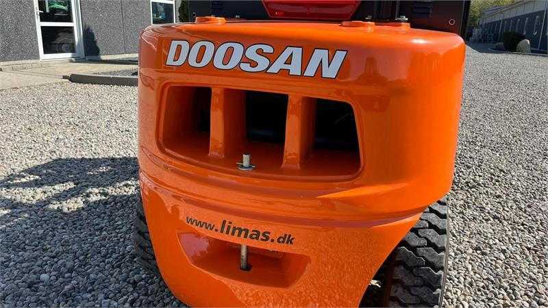 Carretilla elevadora diésel Doosan D30 G med kabine og KUN 57 TIMER FRA NY, MED TIME: foto 19