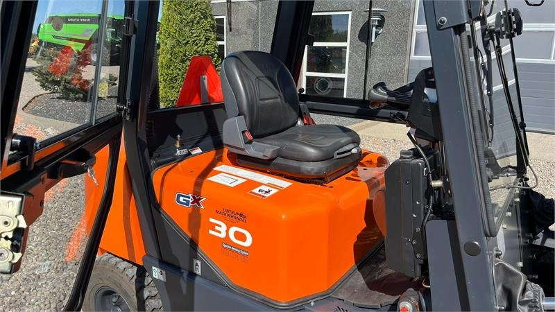 Carretilla elevadora diésel Doosan D30 G med kabine og KUN 57 TIMER FRA NY, MED TIME: foto 10